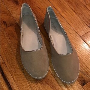 J/SLIDES Tan/Gold Flat